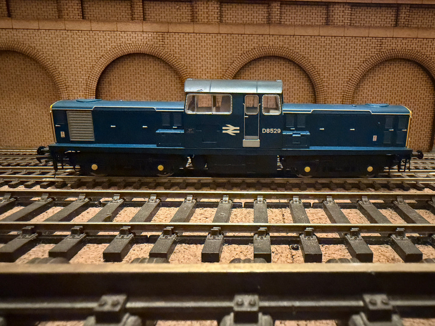 Heljan 17021 (OO) British Railways, Clayton Type 1 [Class 17] No.D8529 in British Rail Blue. DCC Ready 