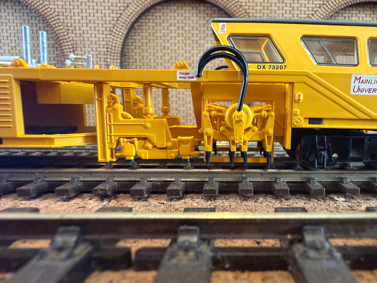 Bachmann 36-160 (OO) British Rail, Plasser Track Tamper Machine No.DX72307 (Non Motorised) in BR departmental yellow. 