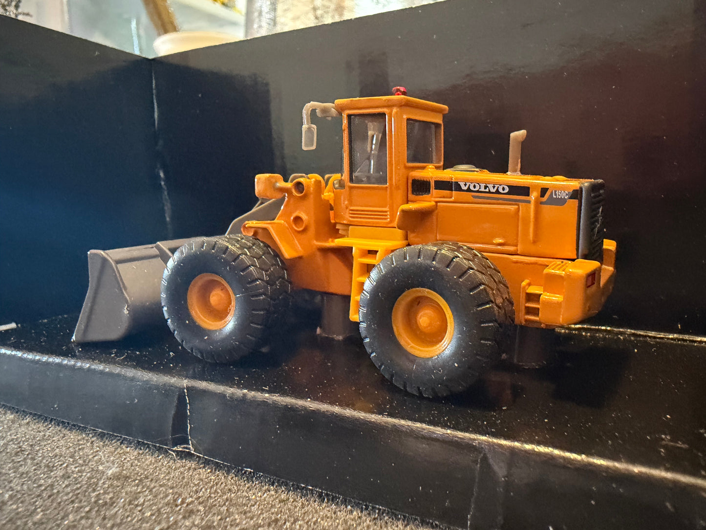 Hobby Works / Volvo (1:87 / HO) Volvo L150C Bulldozer.