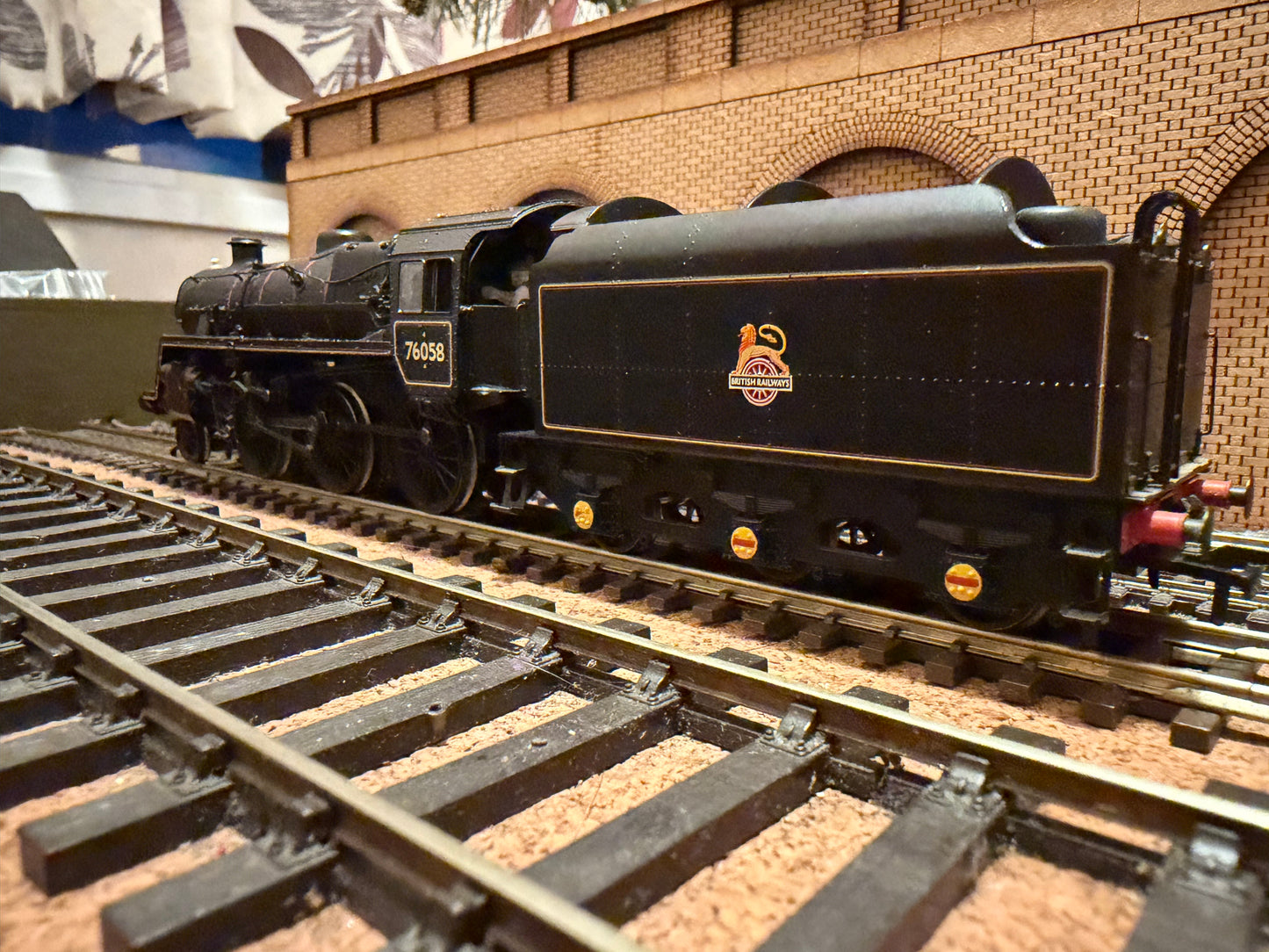 Bachmann 32-954 (OO) British Railways Standard 4MT Mogul No.76058 with BR1B Tender in weathered BR lined Black. DCC Sound Ready 