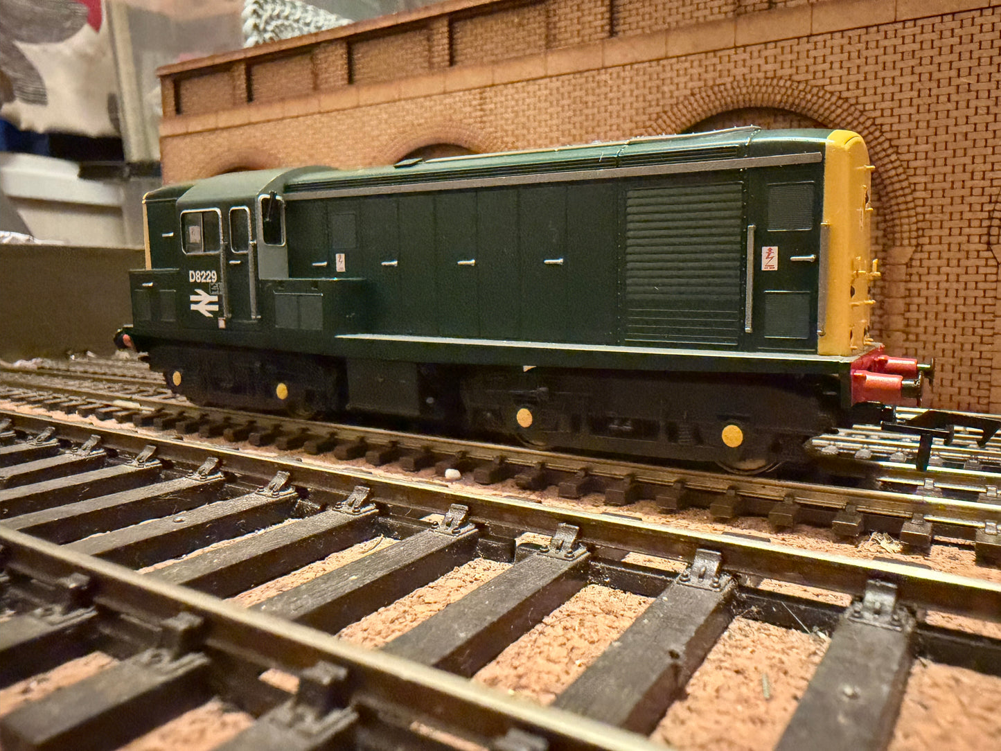 Heljan 1502 (OO) British Railways, British Thomson Houston Type 1 [Class 15] No.D8229 in BR Green with Full Yellow Ends and Double Arrow. DCC Ready 