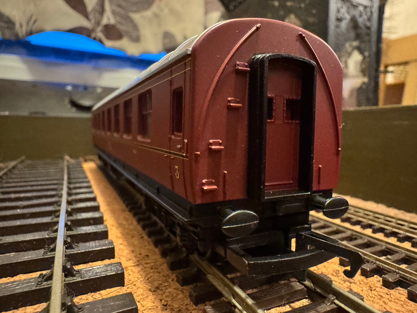 Hornby Railroad R4388 (OO) London Midland & Scottish Railway, ‘Stanier’ Corridor Composite No.4183 in LMS Lined Crimson 