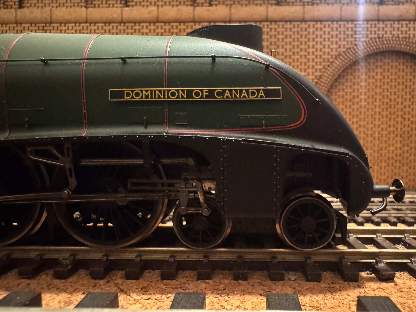Hornby R2910 (OO) Ex LNER A4 No.60010 “Dominion of Canada” in British Railways Lined Green. (Shed Allocation, 34A Kings Cross) DCC Ready, Special Edition No.736 of 1000. 