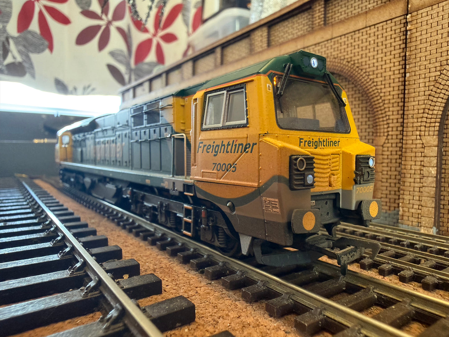 Bachmann 31-588 (OO) General Electric Class 70 No.70005 in Weathered Freightliner Powerhaul Livery. DCC Ready 