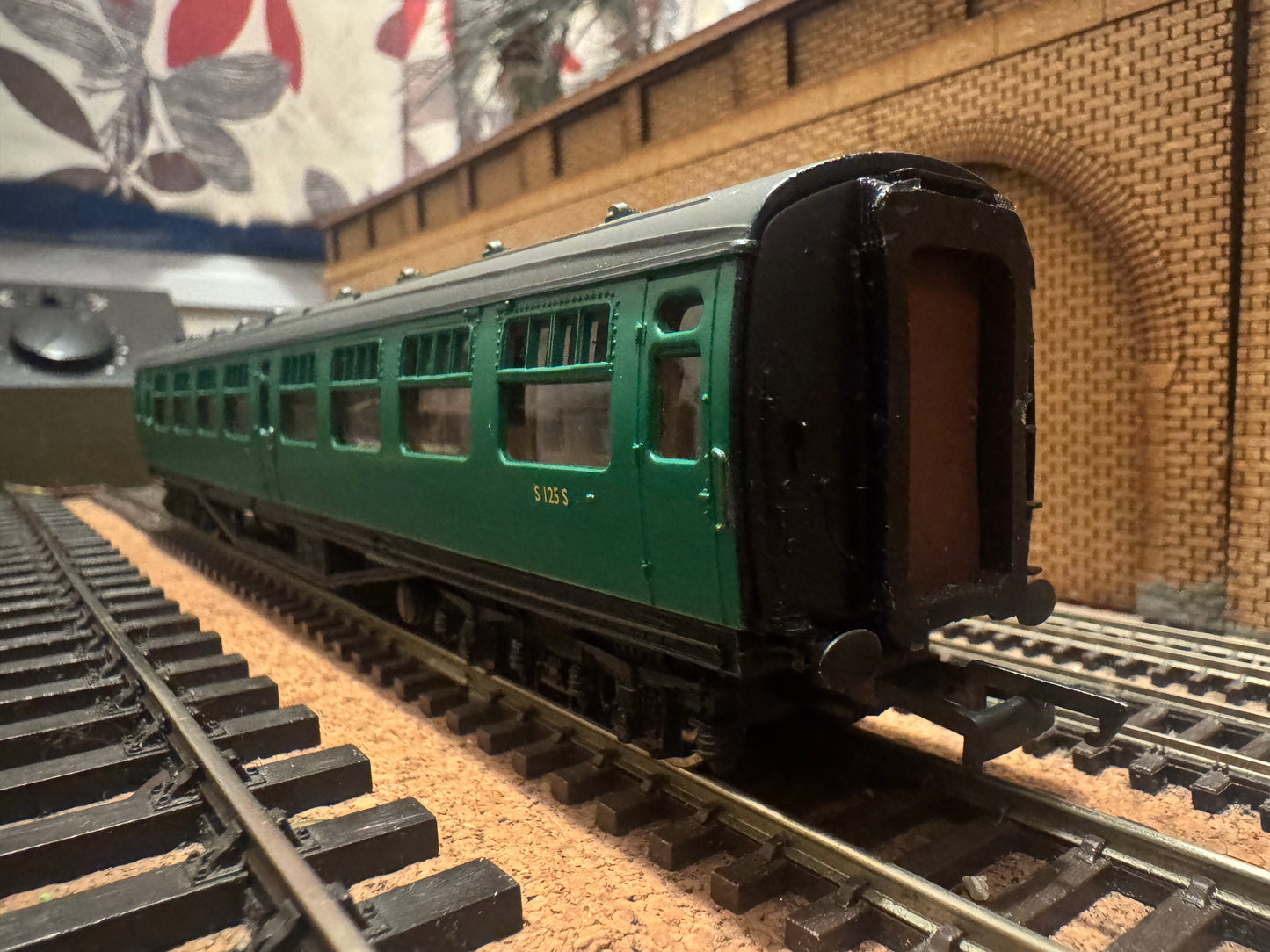 Bachmann 34-525B (OO) Ex SR ‘Builleid’ 63ft Steel Body, Corridor Second No.S125S in British Railways Southern Region Green. 