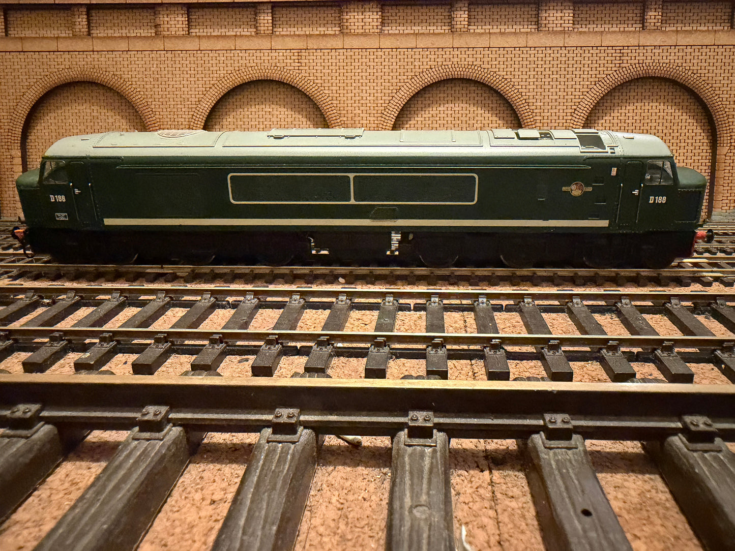 Bachmann 32-702DC (OO) British Railways, Sulzer / Brush Type 4 [Class 46] ‘Peak’ D188 in BR Green with small yellow ends. DCC Fitted 
