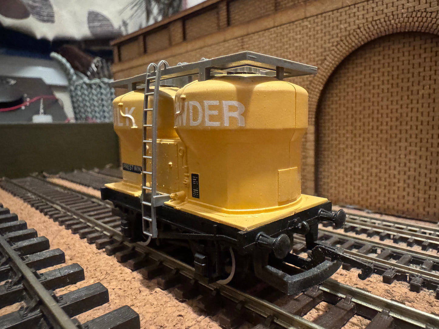 Hornby R.095 (OO) British Railways 20T Twin Silo ‘Prestwin’ Wagon No.B873740 in Bulk Powder Livery 