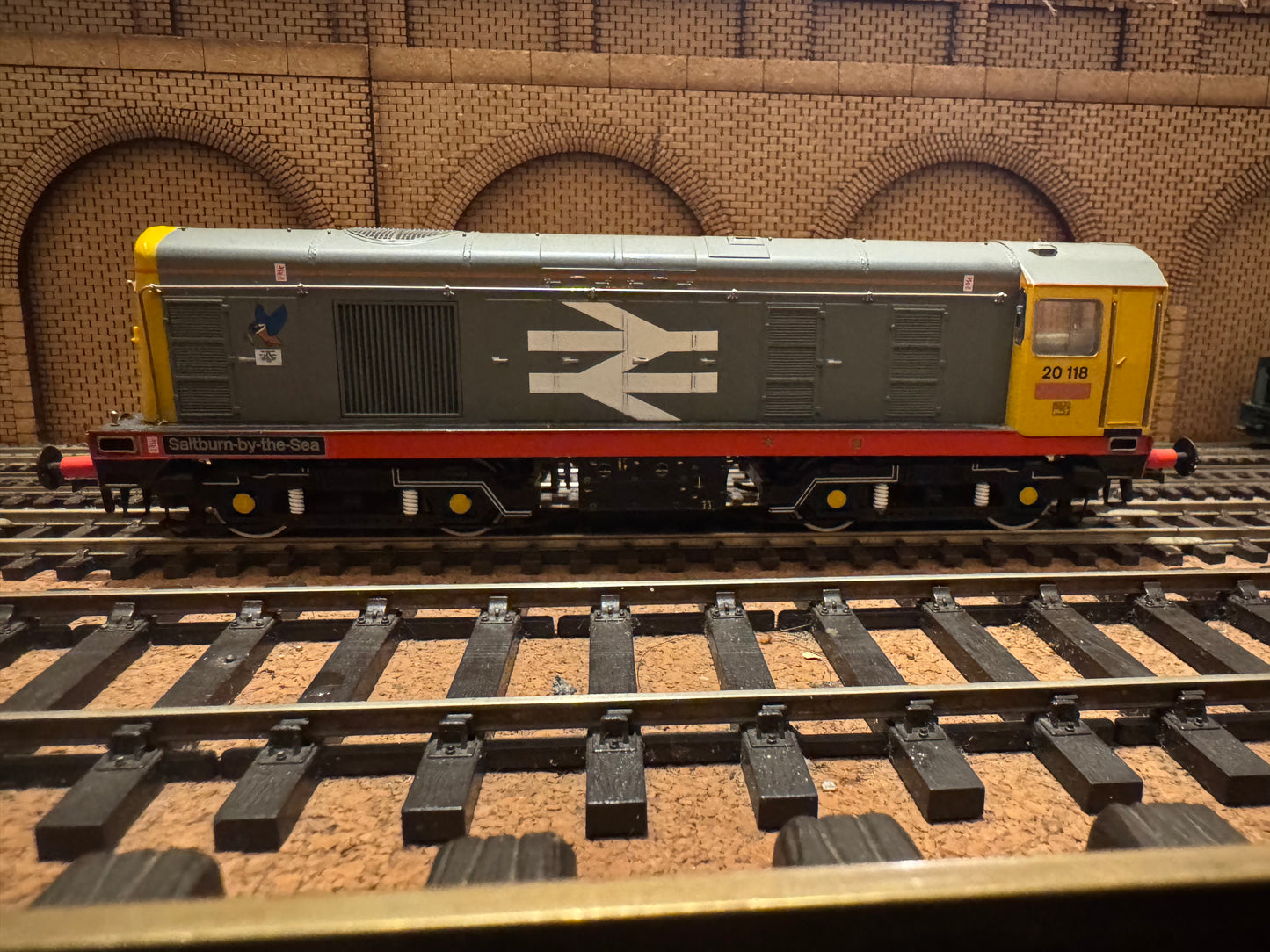 Bachmann 32-045 (OO) British Railways Class 20 No.20118 “Saltburn By The Sea” in British Rail Railfreight Red Stripe Livery. (Depot Allocation, Thornaby Depot) DCC Fitted 