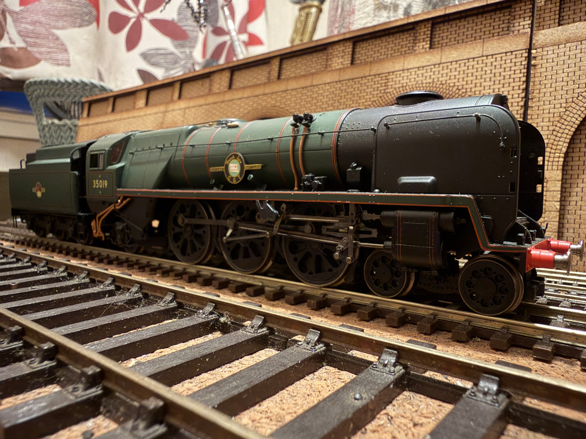 Hornby R2528 (OO) Ex SR, Rebuilt Merchant Navy No.35019 “French Line” in British Railways Lined Passenger Green. (Shed Code 70A, Nine Elms Depot)