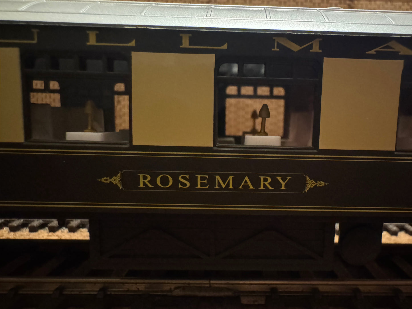 Hornby Railroad R4312 (OO) Pullman Class K, First Class Parlour Car in Pullman Car Company Livery 