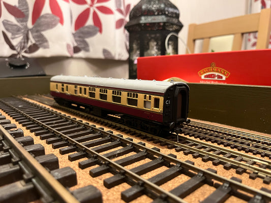 Mainline (OO) British Railway’s MK1 BK No. W34820 in BR ‘Blood and Custard’. Buckeye fitted coach.