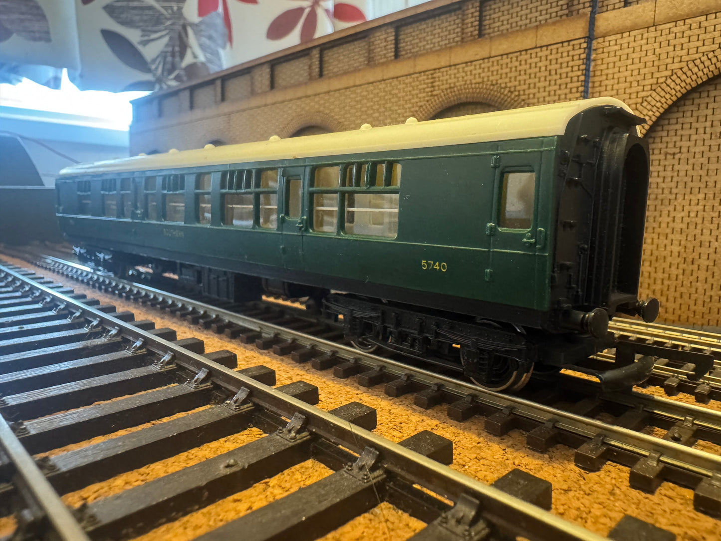 Tri-ang Hornby R933 (OO) British Railways MK1 Second Corridor No.5740 in Southern Railway Green. 