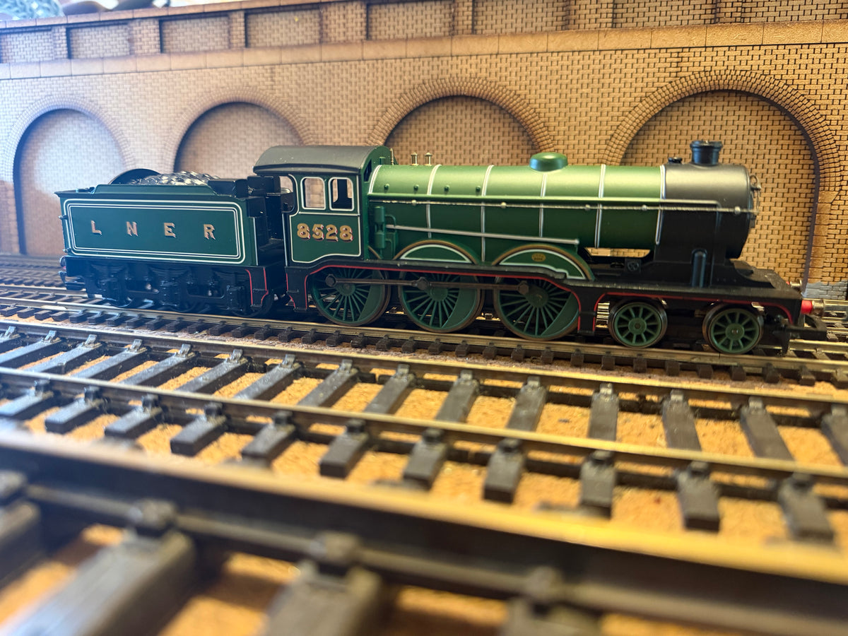 Hornby R1122 (OO) Ex GER, B12/3 No.8528 in London North Eastern Railway Apple Green 