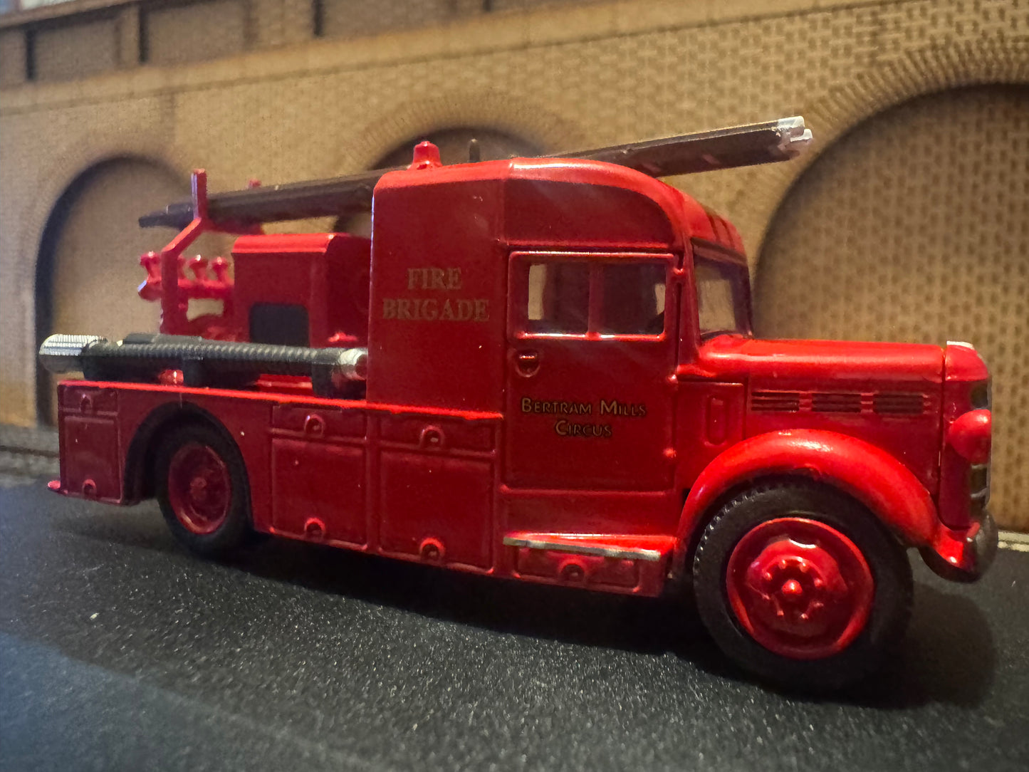 Oxford Diecast 76BHF004 (OO / 1:76) Bedford WLG Heavy Unit, Fire Engine in Bertram Mills Circus Livery 