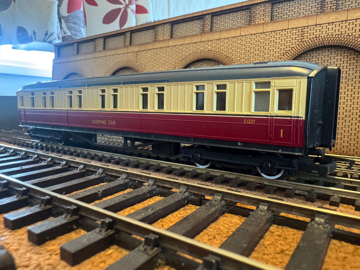 Hornby R419 (OO) Ex LNER ‘Gresley’ First Class Sleeping Car No.E1237 in British Railways Blood and Custard 