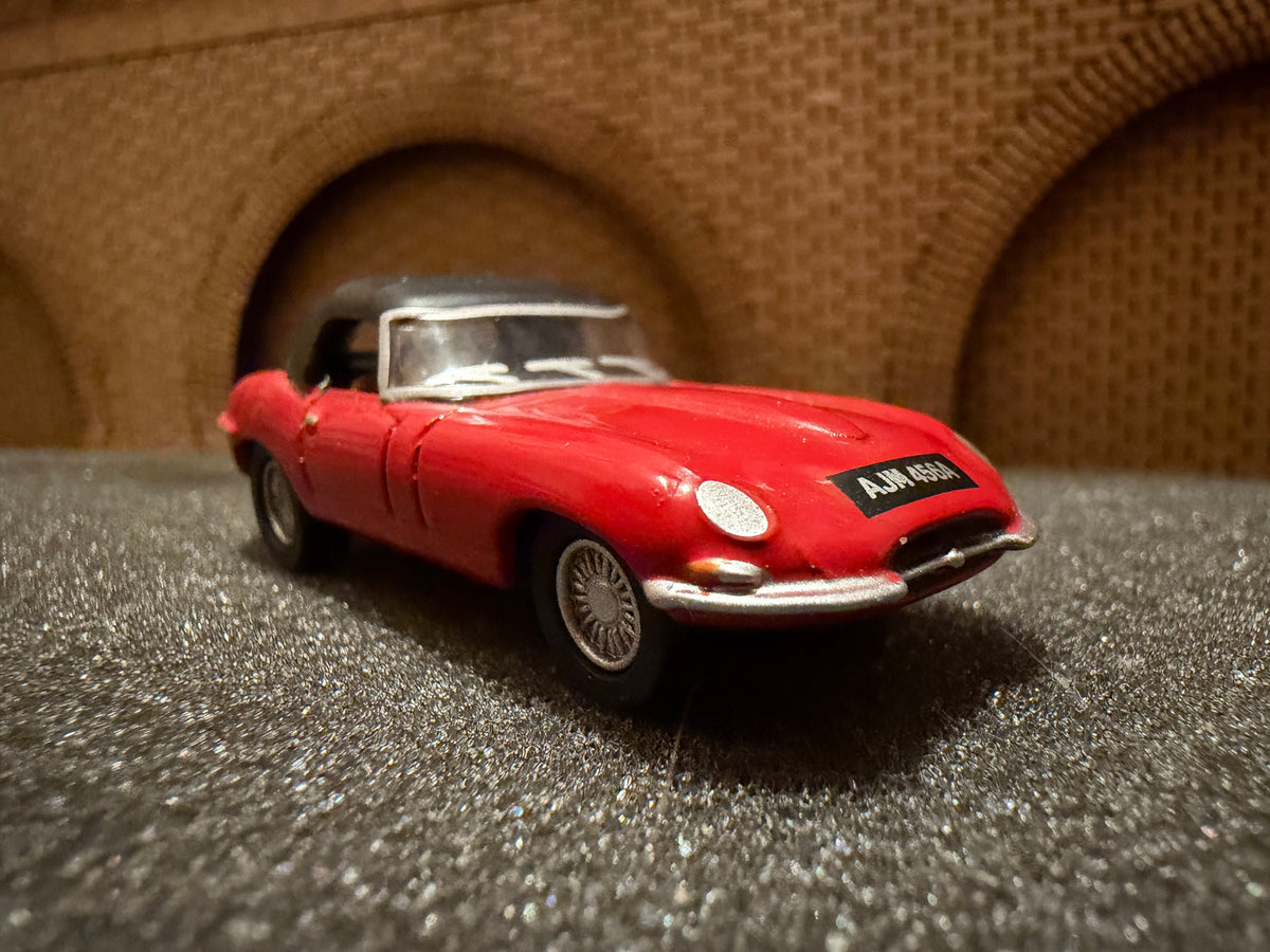 Oxford Diecast 76ETYP011 (1:76 / OO) Jaguar E Type 4.2 Series 1 Roadster in Red. Registration AJM 456A 