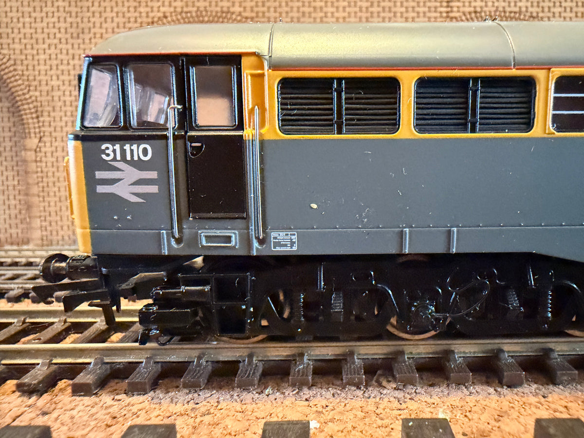 Hornby R2421 (OO) British Railways, Class 31/1 ‘Skinhead’ No.31110 in British Rail Civil Engineers ‘Dutch’ Grey and Yellow. DCC Ready 