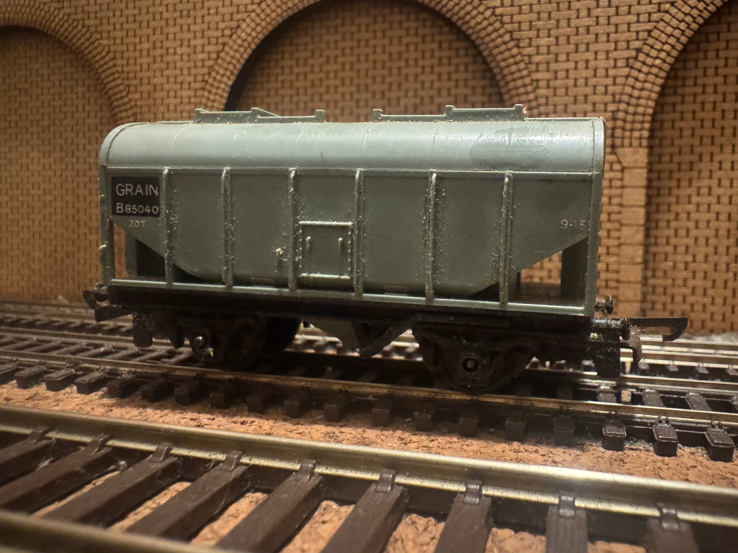 Tri-ang T170 (TT) British Railways 20T Covered Grain Hopper No.B85040 in BR Grey.