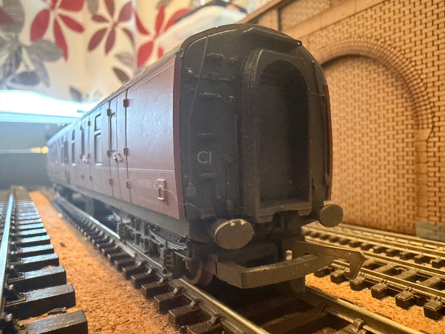 Hornby R4204A (OO) British Railways MK1 Brake Gangwayed Full Brake M80855 In Weathered BR Lined Maroon 