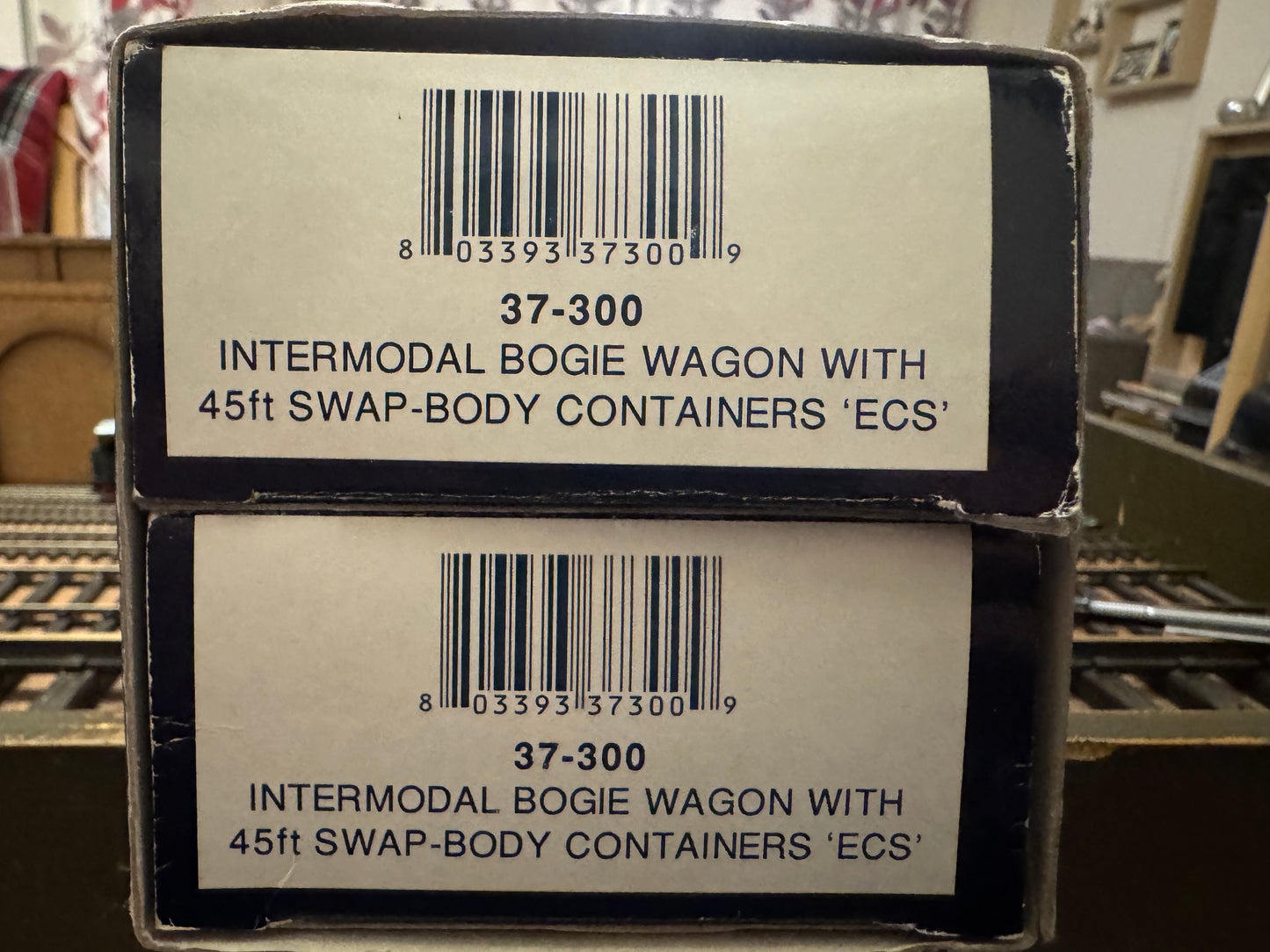 Bachmann 37-300 (OO) Intermodal Bogie Wagon Twin pack with 45ft Swap-body Containers in ECS livery. 