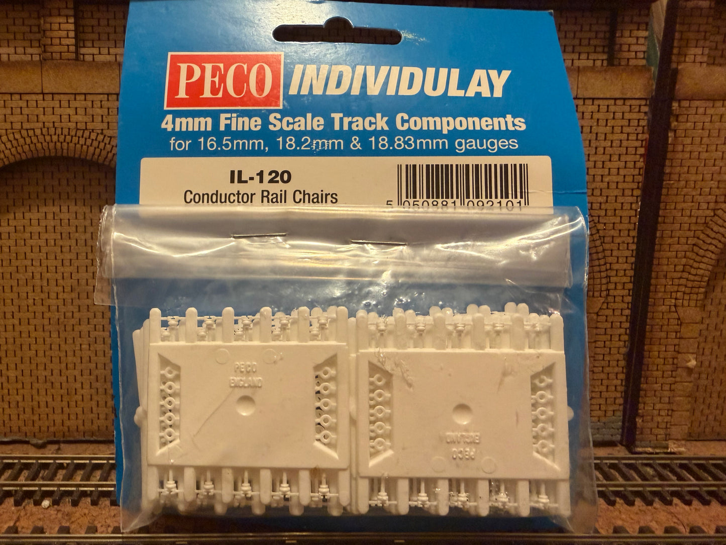 Peco IL-120 & IL-1 (OO / HO) 12ft of Fine Scale Third Rail Conductor Rail Chairs and Conductor Rails 