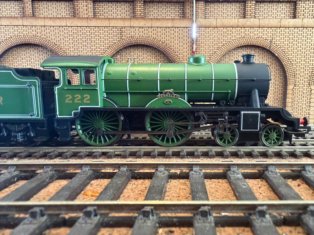 Hornby Railroad R3062 (OO) London North Eastern Railway D49 ‘Hunt Class’ No.222 “The Berkeley” in Pre War LNER Apple Green. DCC Ready 