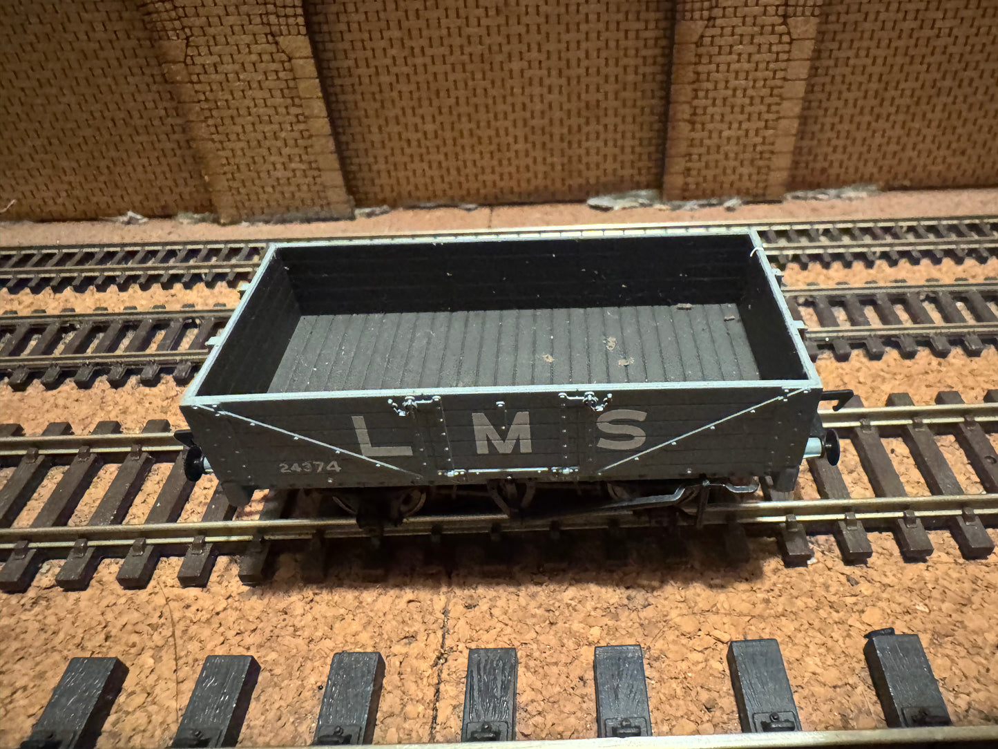Bachmann 37-070 (OO) London Midland Scottish Five Plank Wagon No.24374 in LMS Grey 