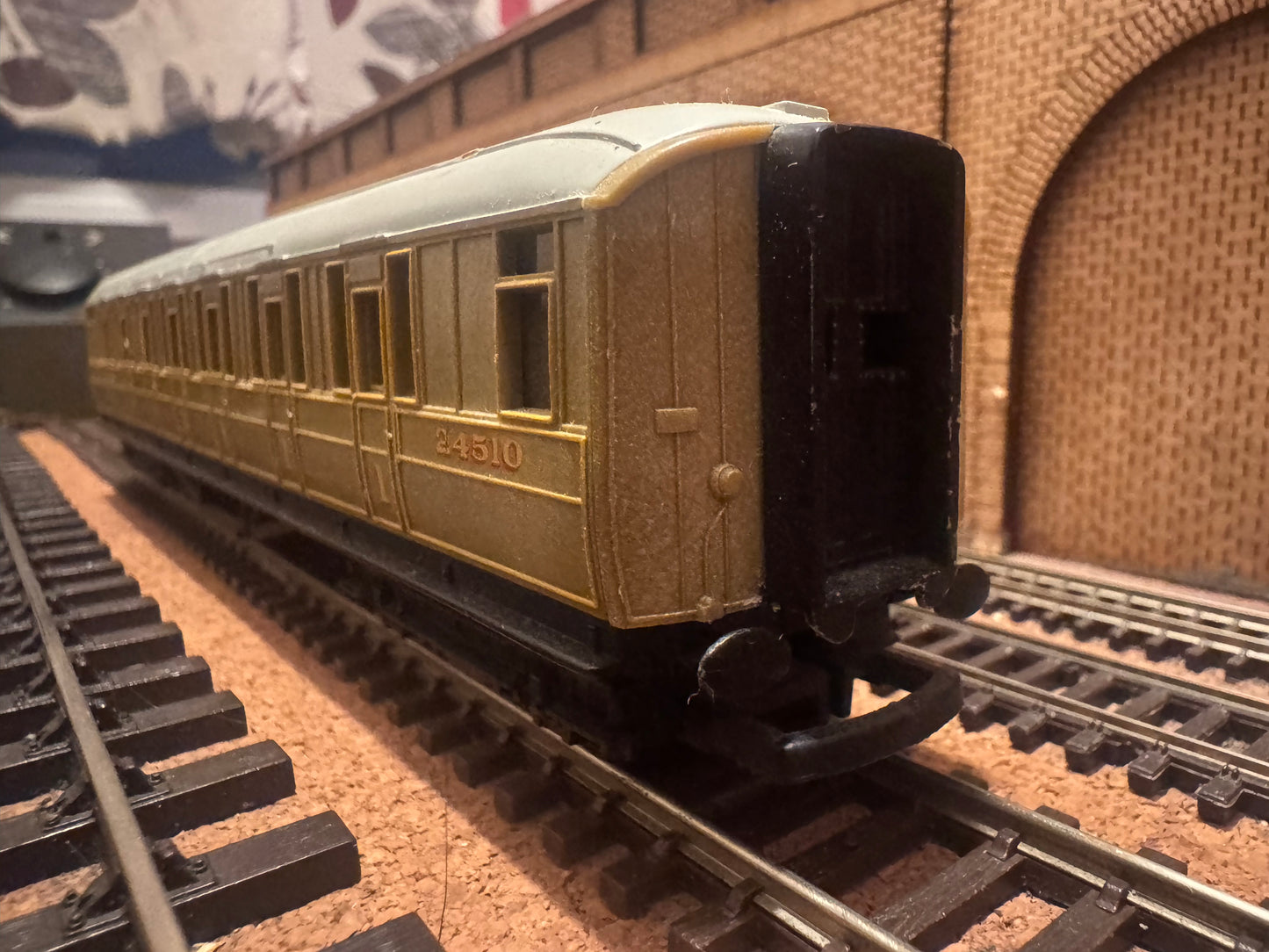 Hornby R1129 (OO) London North Eastern Railway ‘Gresley’ Corridor Composite Coach No.24510