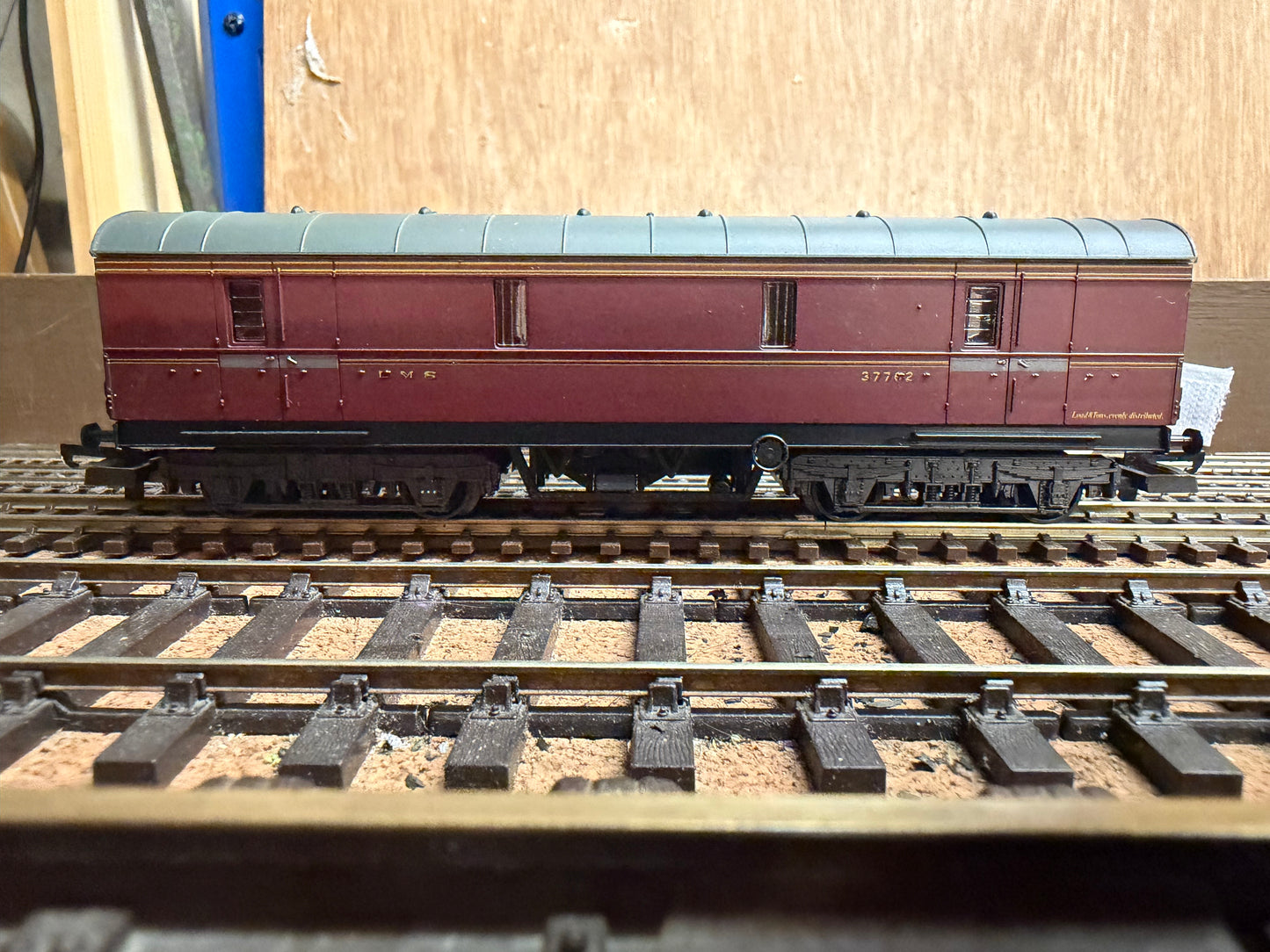 Lima 305358W (OO) London Midland & Scottish Railway Bogie Van No.37762 in LMS Crimson 