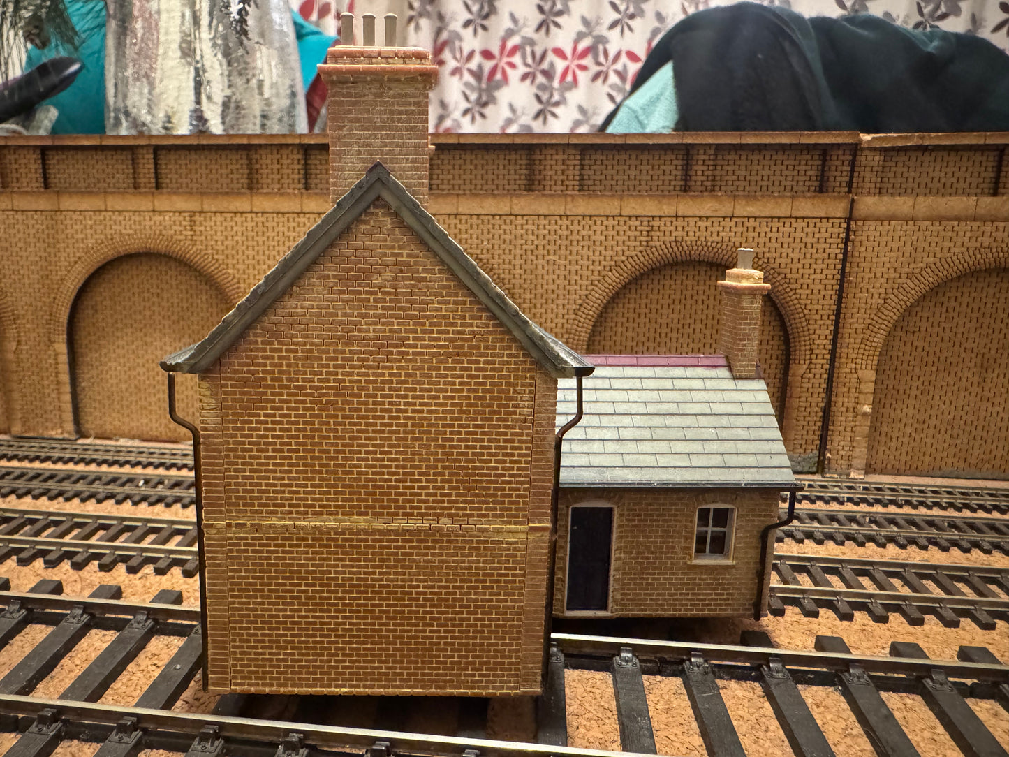 Manufacturer Unknown (OO / 1:76) Red Brick Semi Detached Houses 