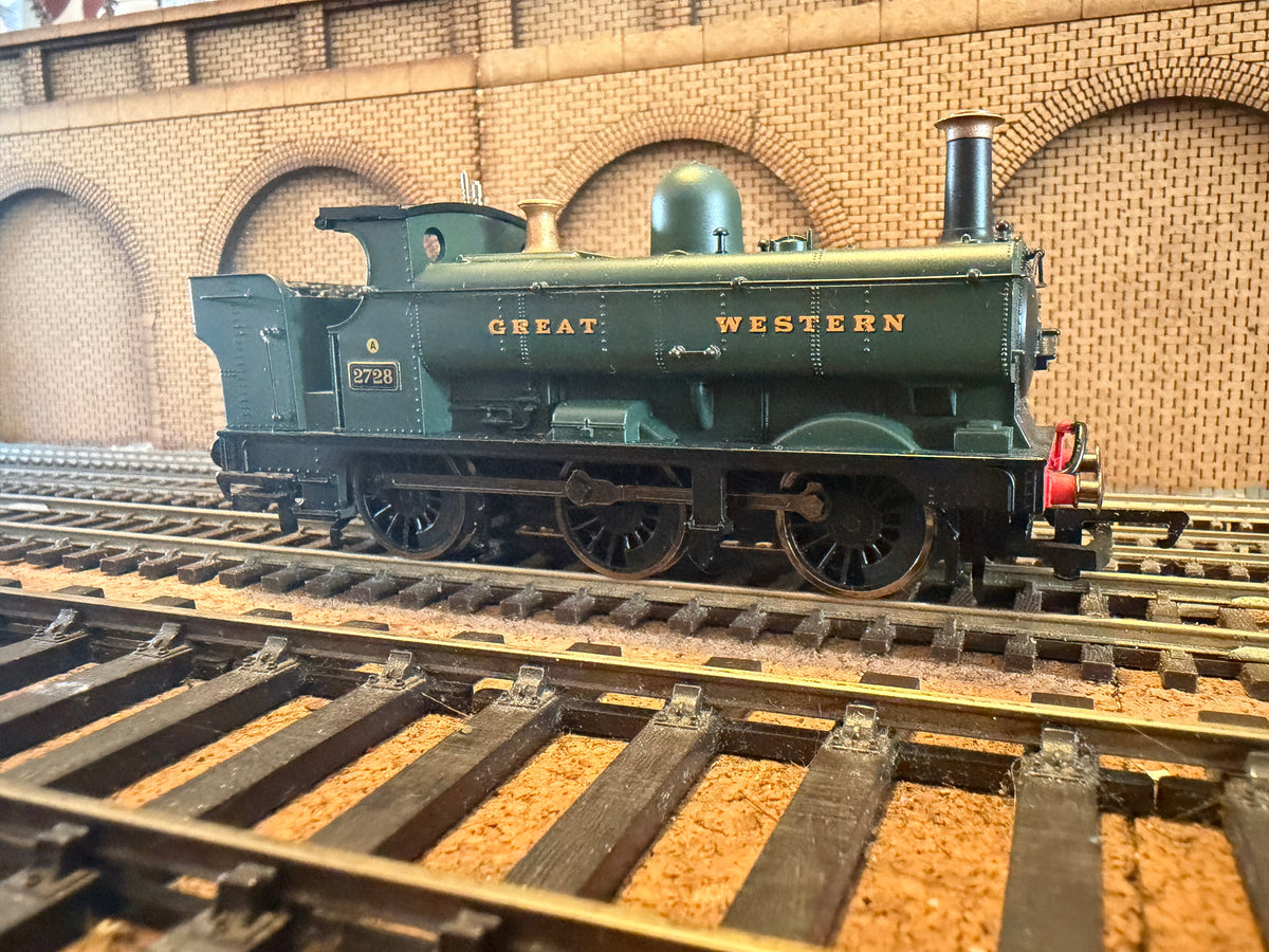 Hornby R2534A (OO) Great Western Railway 2721 Pannier Tank No.2748 in GWR unlined Brunswick Green. 