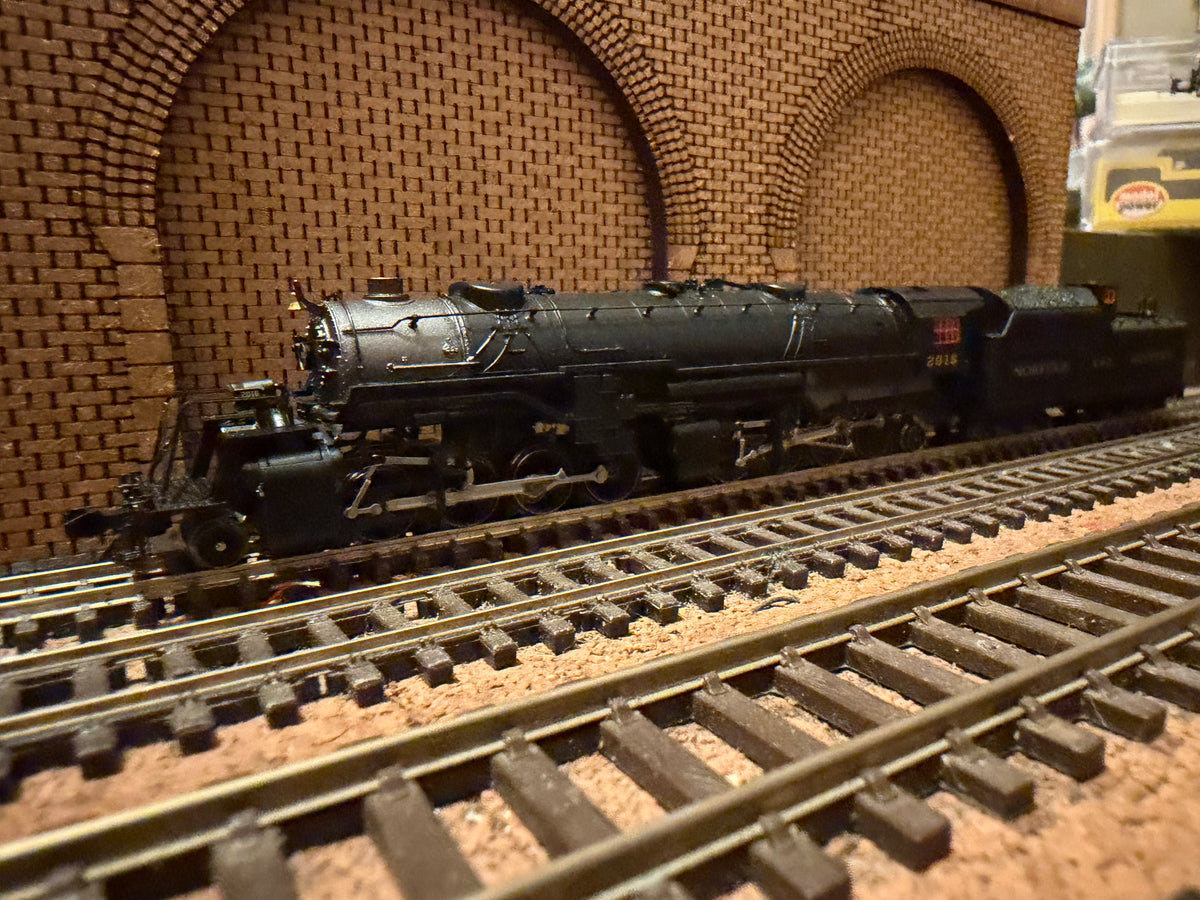 Life-Like Trains 7577 (N Scale) United States Railroad Administration 2-8-8-2 / Norfolk & Western Railroad Y2 No.2016 in N&W Black. 