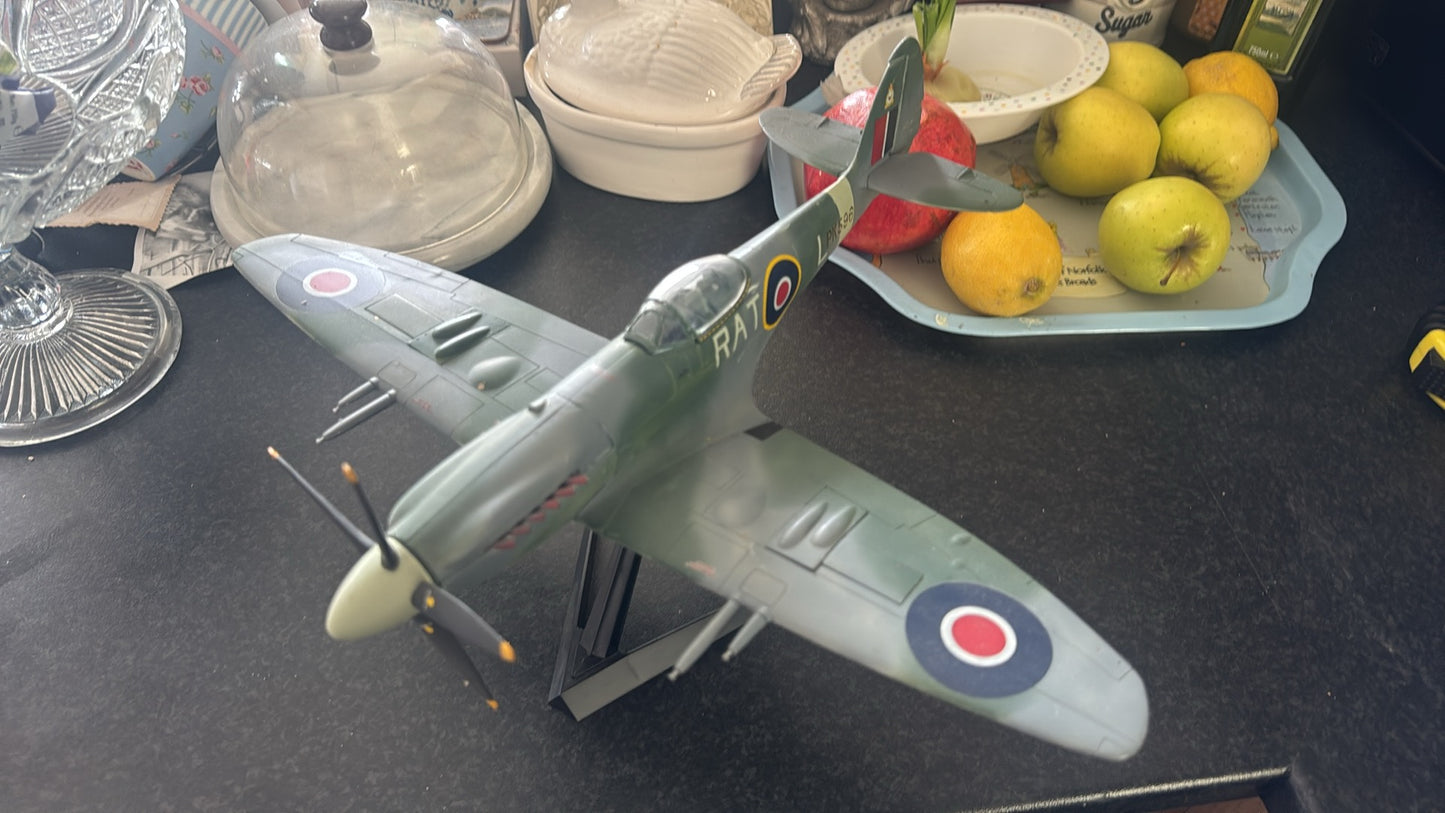 Revell 07404 (1:32 scale) Supermarine Spitfire MK22 PK596 RAT-L of 613 Squadron RAF ‘City of Manchester Squadron’ 