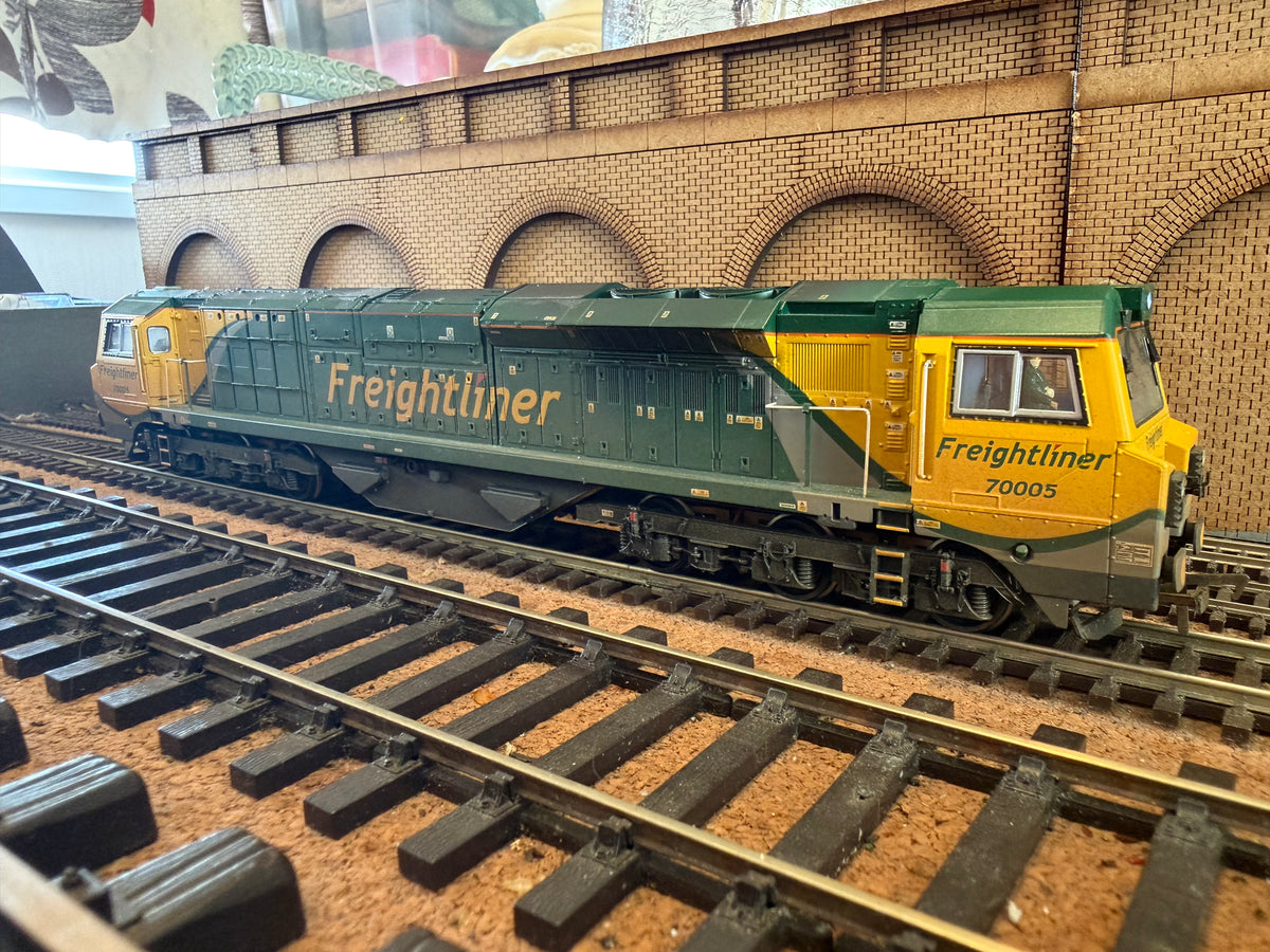 Bachmann 31-588 (OO) General Electric Class 70 No.70005 in Weathered Freightliner Powerhaul Livery. DCC Ready 