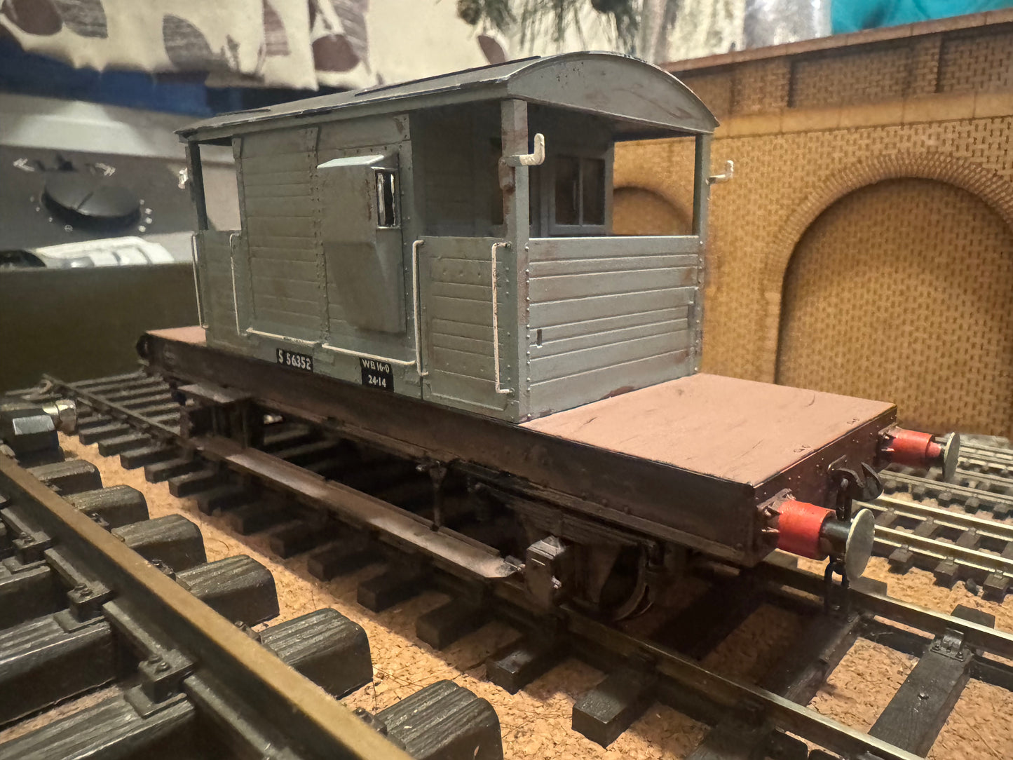 Dapol 7F-100-102 (O) EX SR 25T ‘Pill Box’ Brake Van No.S56352 in Weathered and British Railway Grey 