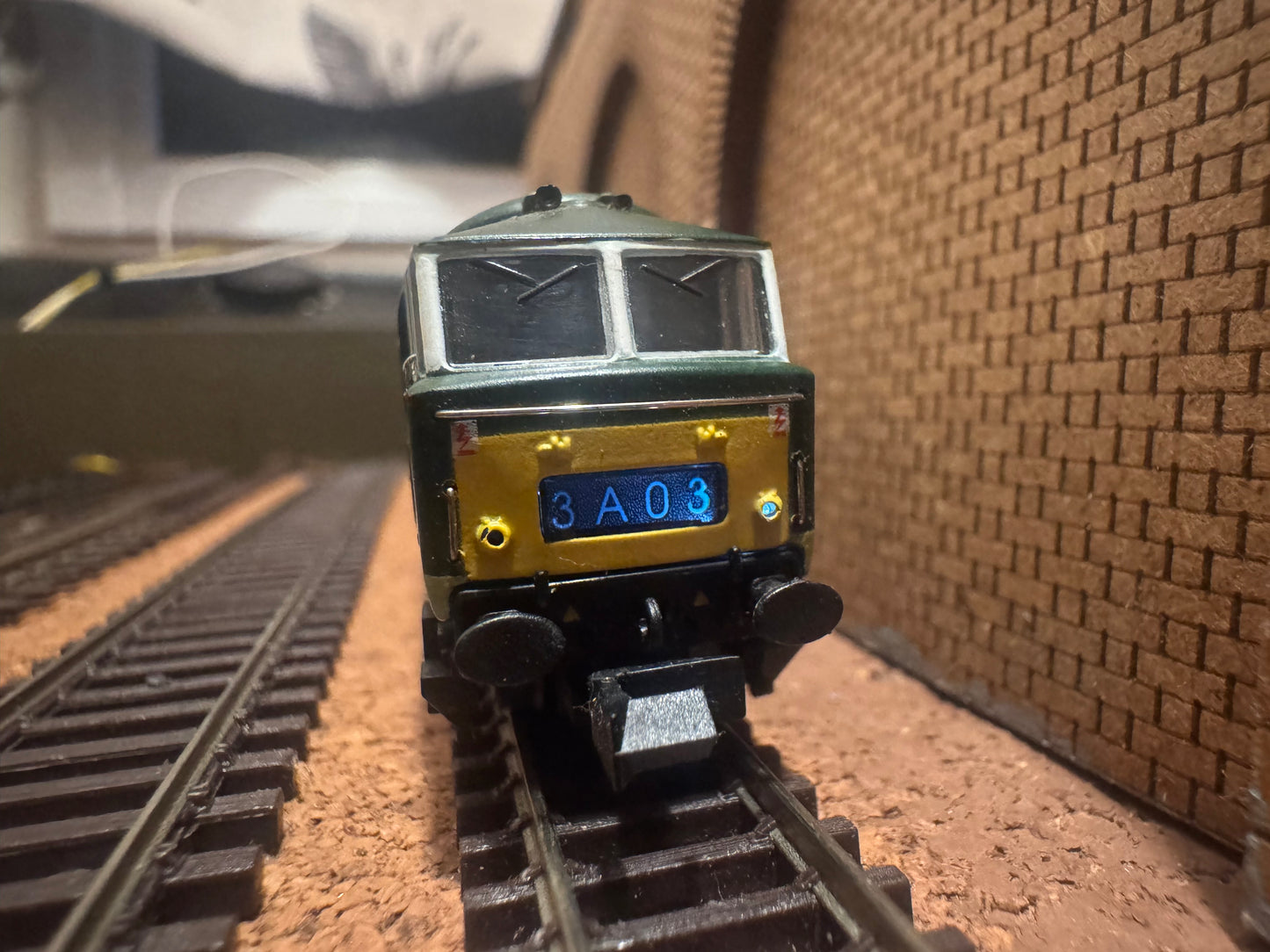 Dapol ND-084B (N-Gauge) British Railways, Bayer Peacock Type 3 ‘Hymek’ [Class 35] No.D7008 in BR Two Tone Green. DCC Ready.