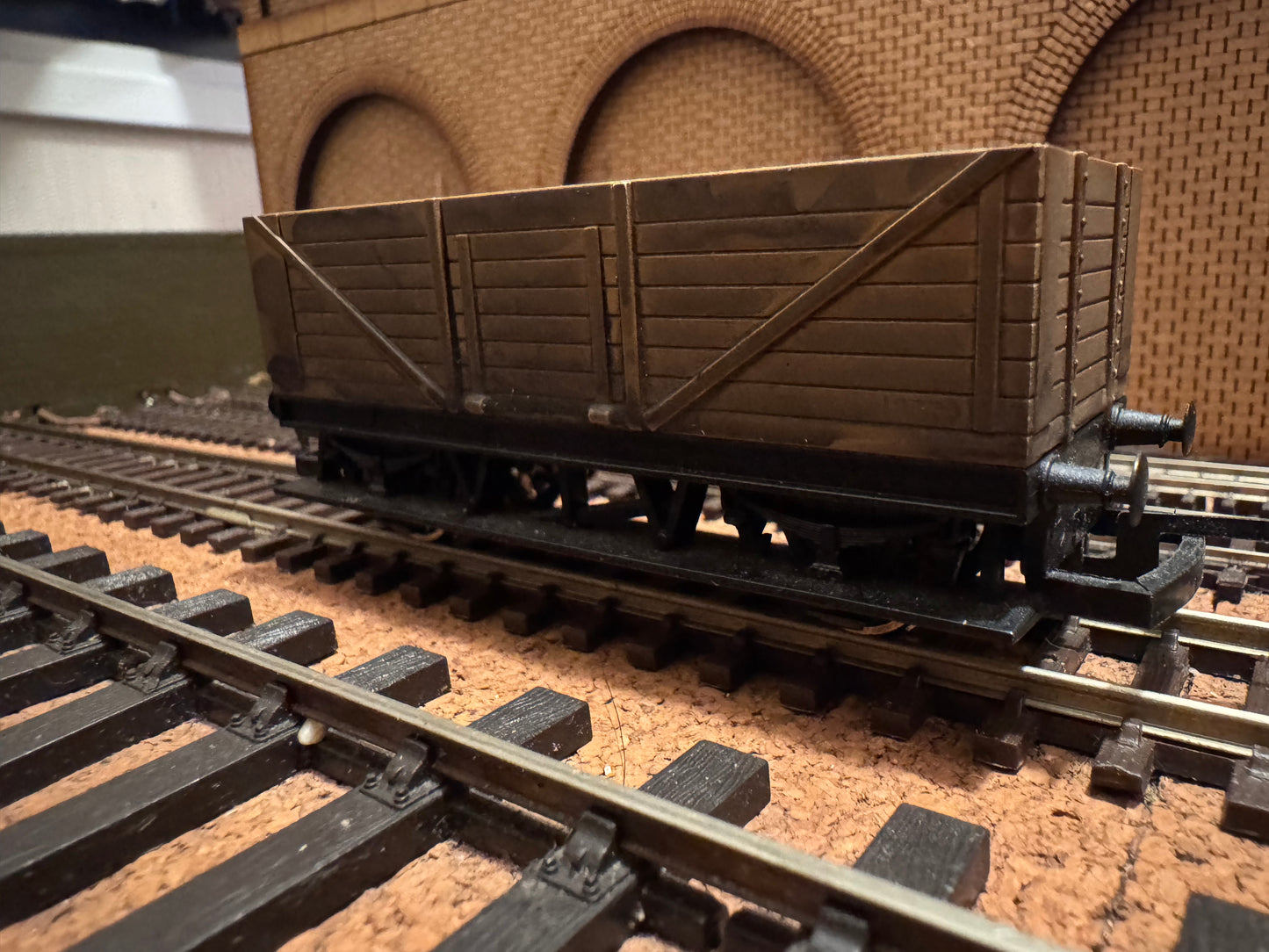 Hornby R1085 (OO) Long Wheel Base Severn Plank Wagon. Un-numbered / Repainted