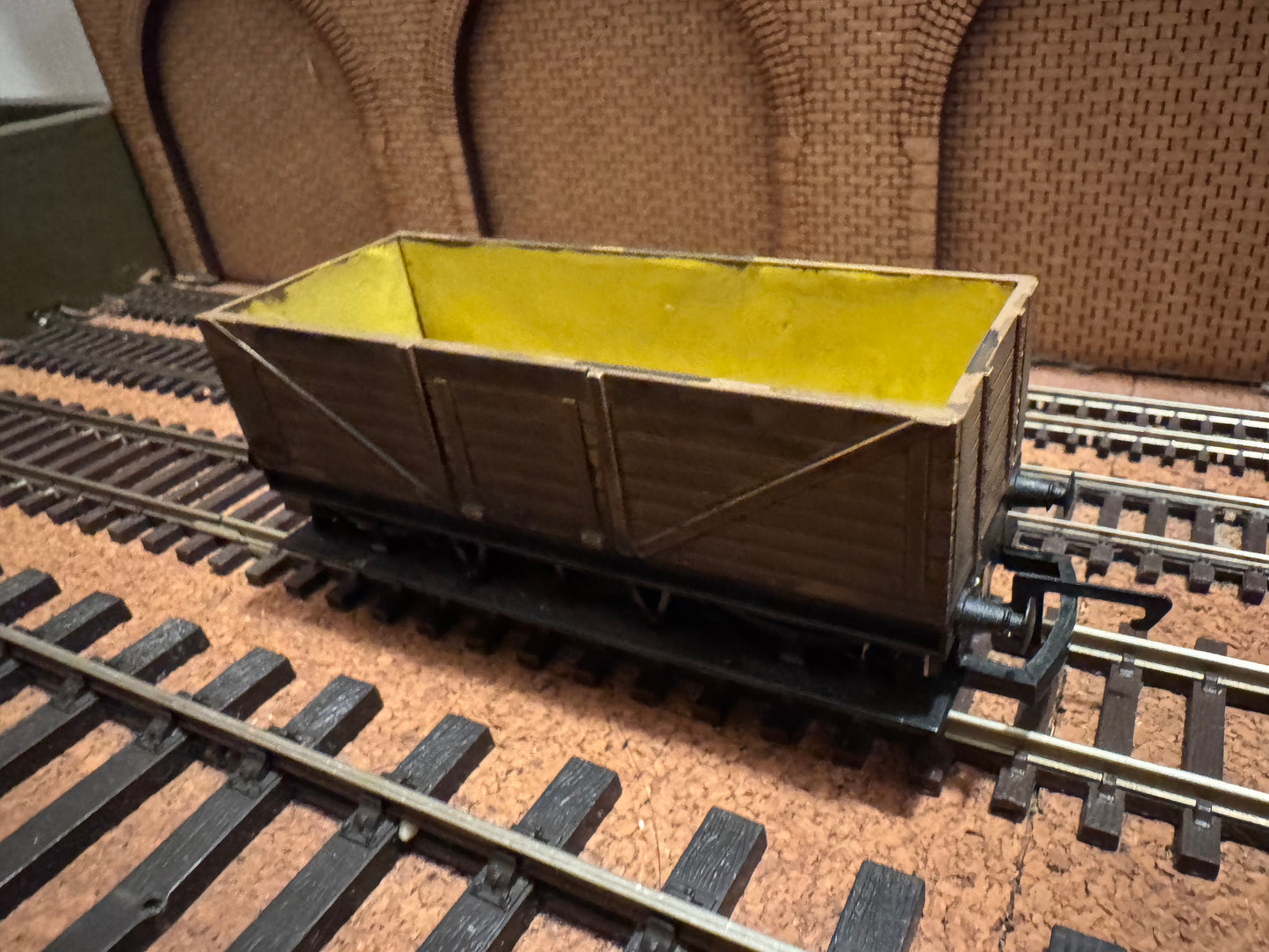 Hornby R1085 (OO) Long Wheel Base Severn Plank Wagon. Un-numbered / Repainted