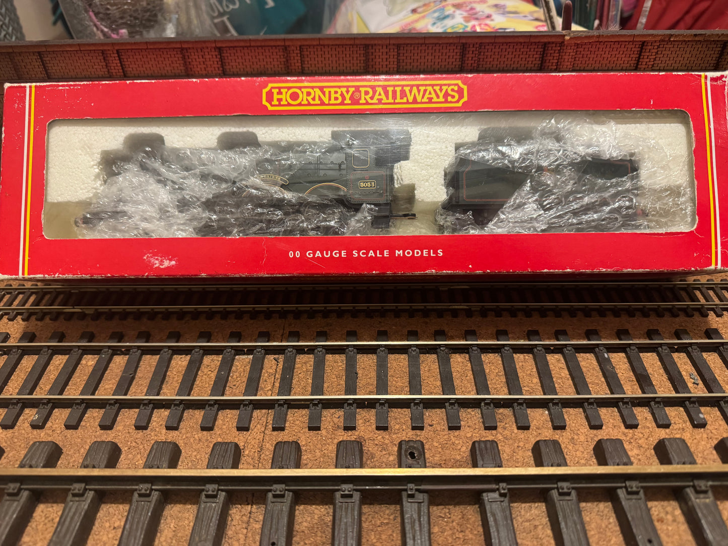 Hornby R2086 (OO) Ex GWR 4073 ‘Castle Class’ No.5053 “Earl Cairns” with Hawksworth 4000G Tender in British Railways Lined Maroon 