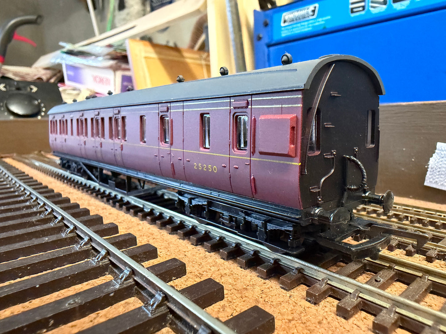 AirFix GMR 54253-9 (OO) London Midland & Scottish Railway, 57Ft Non Corridor Lavatory Brake Third Suburban No.25250 in LMS Maroon.
