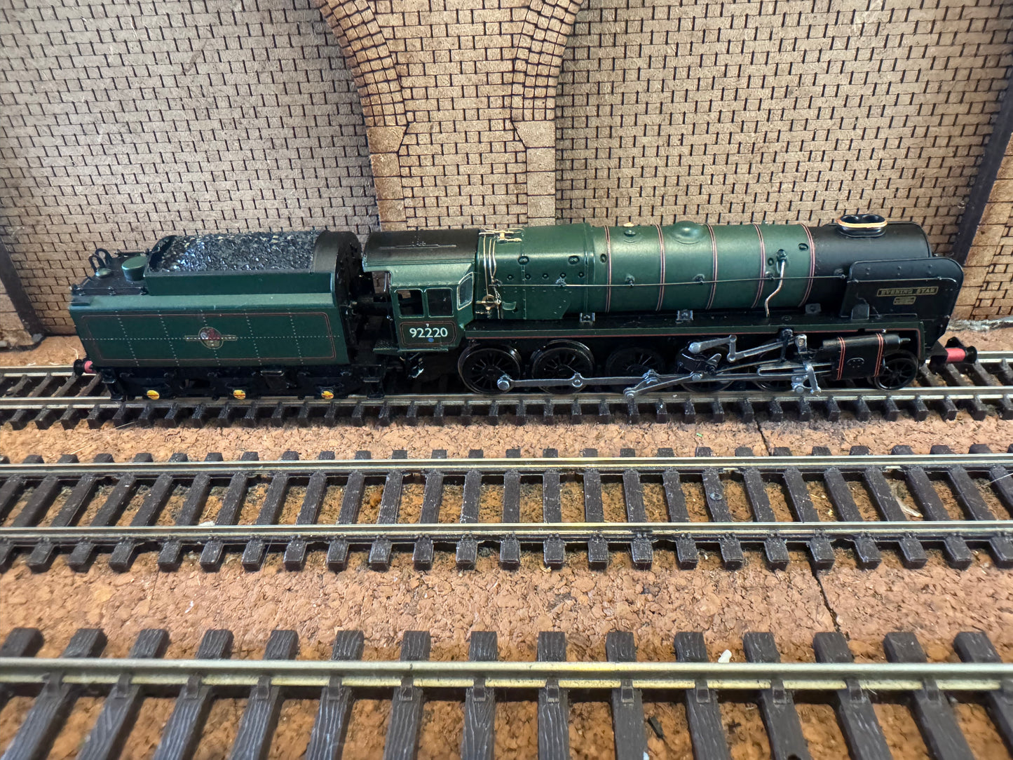 Dapol 2S-013-010 (N Gauge) Pines Express 9F 92220 “Evening Star” and Four Gresley Coaches. DCC Fitted 