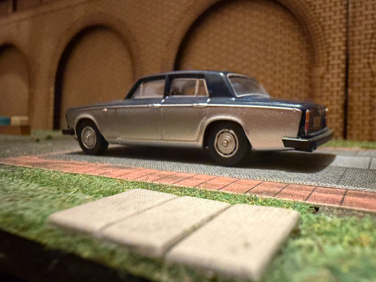 Oxford Diecast 76BT2004 (1:76 / OO) Bentley T2 in two tone blue and silver 