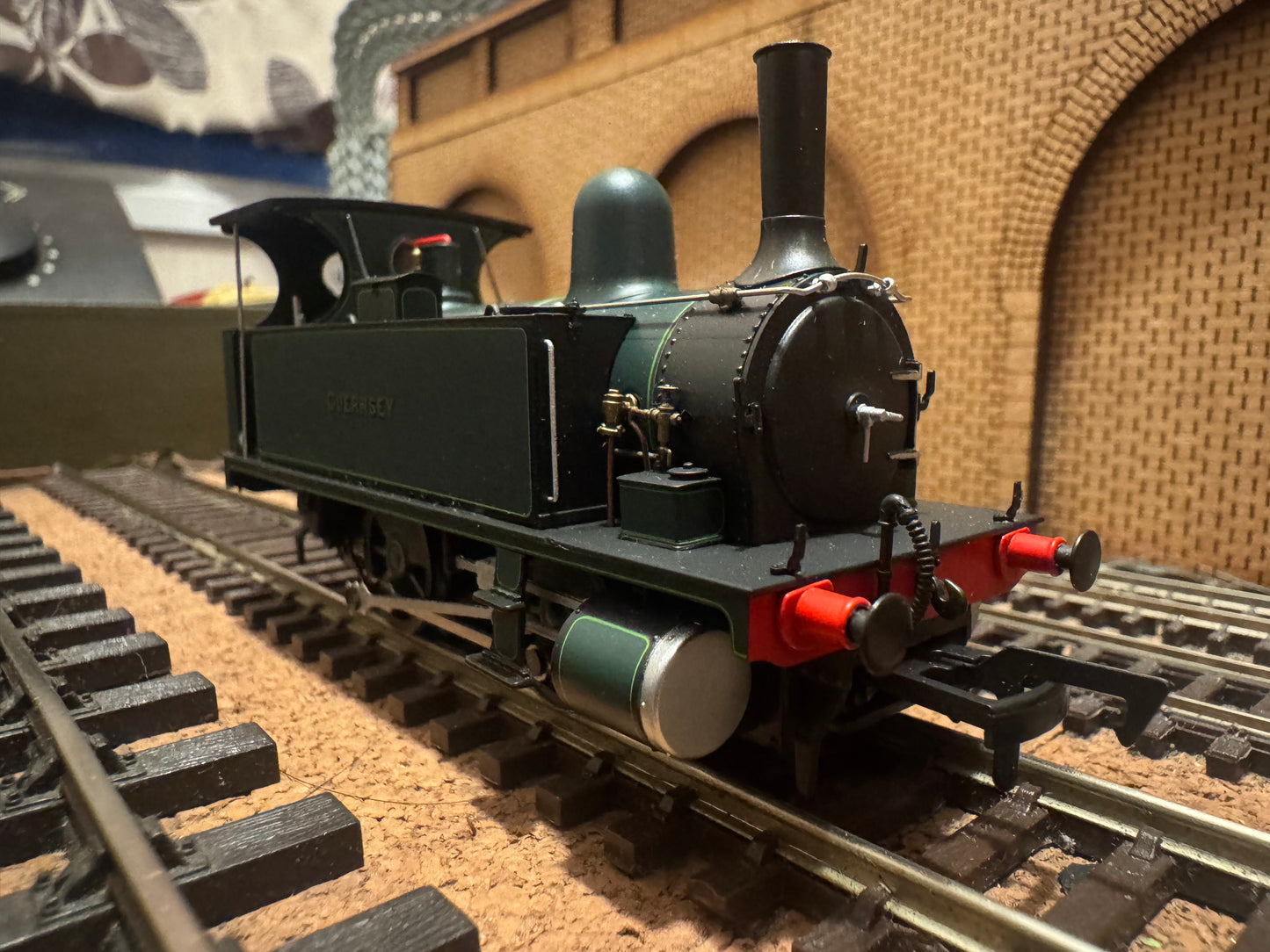 Dapol 4S-018-007 (OO) London South Western Railway B4 Dock Tank “Guernsey” in LSWR Southampton Docks Lined Dark Green. DCC Ready 
