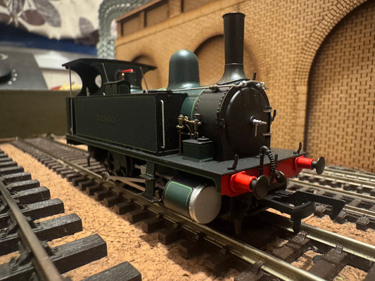 Dapol 4S-018-007 (OO) London South Western Railway B4 Dock Tank “Guernsey” in LSWR Southampton Docks Lined Dark Green. DCC Ready 