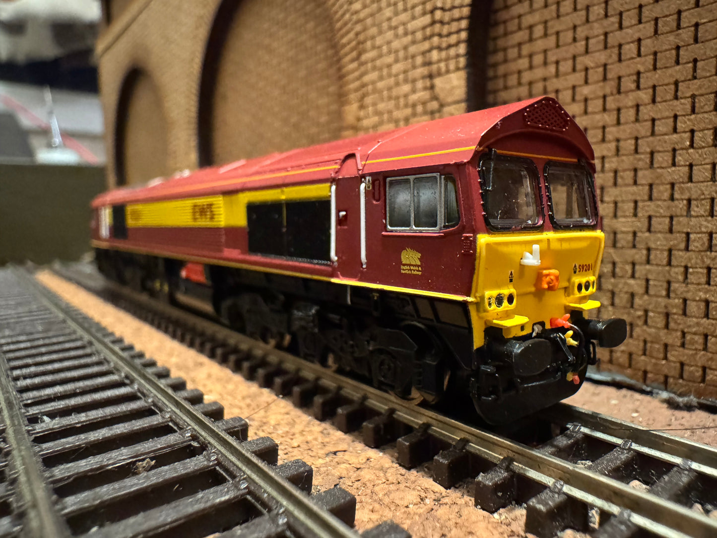 Dapol 2D-005-006 (N Gauge) Ex National Power, Class 59/2 No.59201 “Vale of York” in English Welsh & Scottish, Red and Gold. DCC Ready