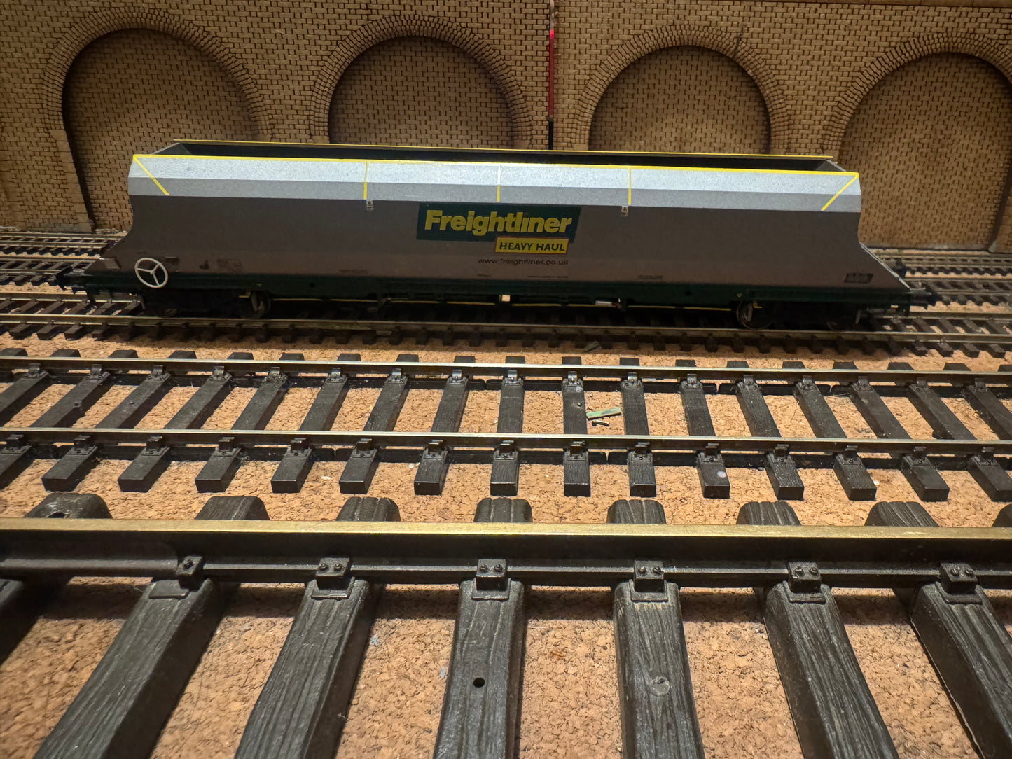 Bachmann 38-030A (OO) Freightliner 100T HHA Bogie Hopper with sliding end doors No.370429 in Freightliner Heavy Haul Livery with website address. 