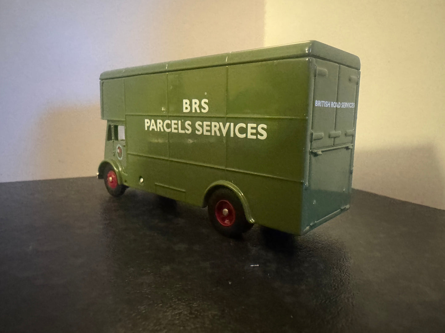 Lledo Trackside 146000 (1:76 / OO9 / OO) Guy Pantechnicon in British Railways, British Road Service, Parcels Service Livery. 