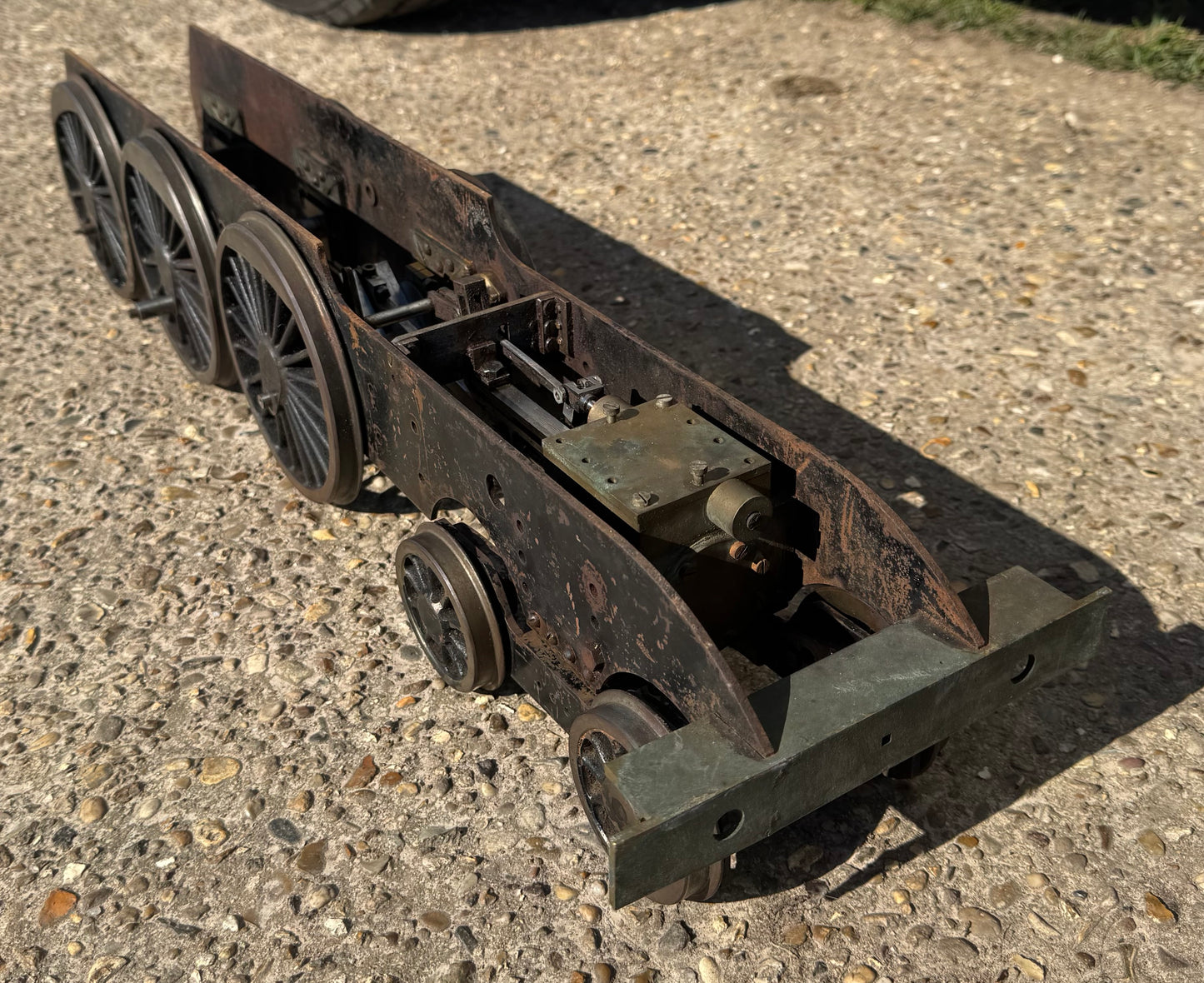 LBSC (3.5 inch) Hielan Lassie / LNER Thompson A2/3. Frames, Axle boxes, Wheels and Central Cylinder. 