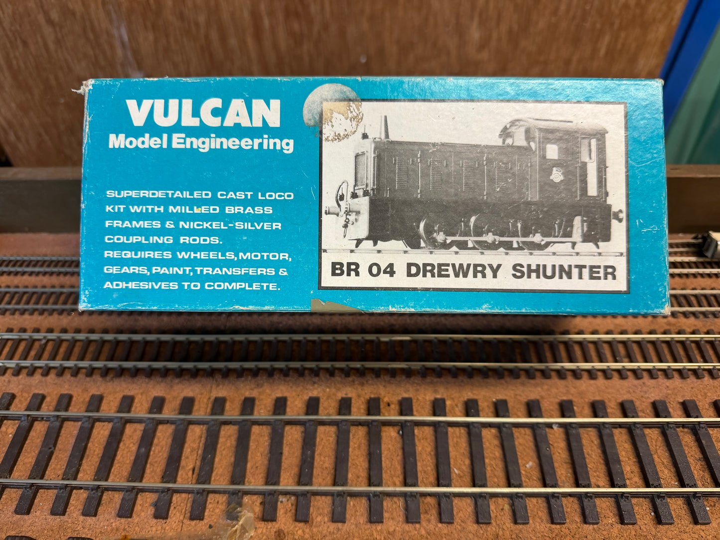 Vulcan Model Engineering VLK1 (O) British Railways, Drewry 204HP Diesel Mechanical [Class 04] D2214 in British Railways Green and Wasp Stripe. 