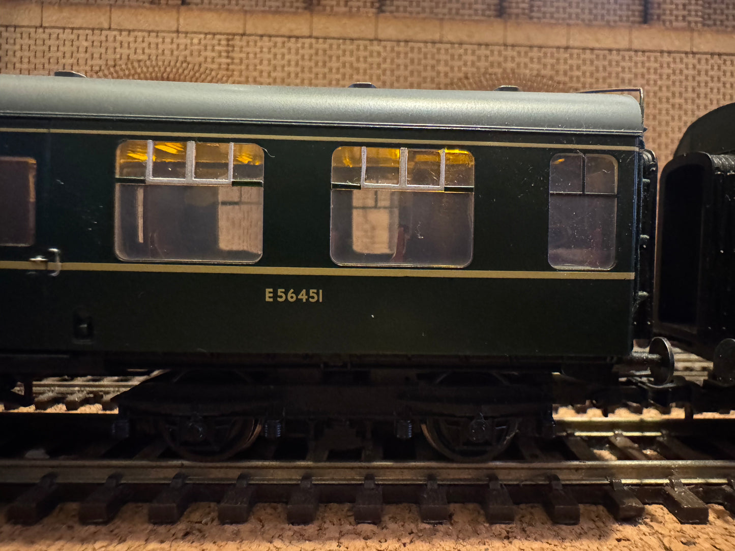 Bachmann 31-327 (OO) British Railways / Cravens Ltd, Diesel Multiple Unit [Class 105] Power & Trailer Car in BR Green with half yellow ends. DCC Fitted 